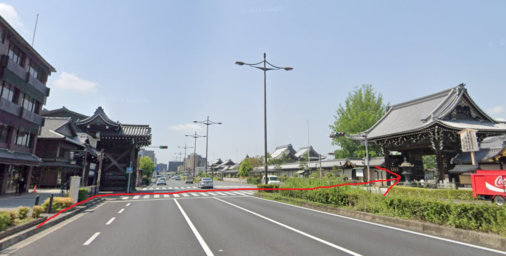 すぐの横断歩道を渡ると、西本願寺です。