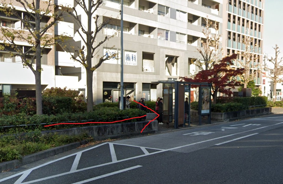 すぐ先に四条堀川バス停が見えてきます