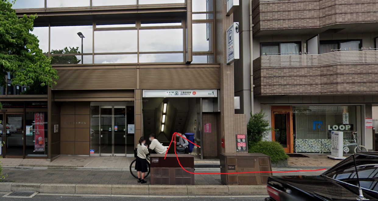 すぐ右側に、三条京阪駅の1番乗り場が見えてきます。