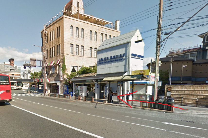 すぐ右側に、四条京阪前バス停が見えてきます。