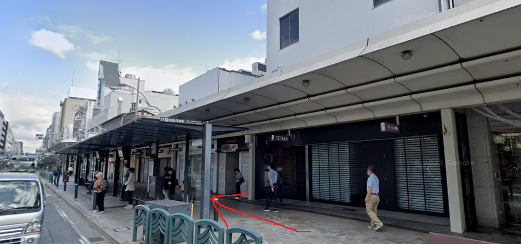 すぐ右側に、四条河原町バス停が見えてきます。
