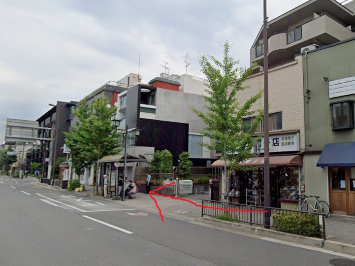 すぐ右側に、熊野神社前バス停が見えてきます。