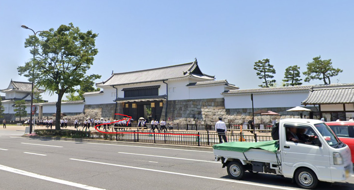 すぐ右側に二条城が見えてきます。