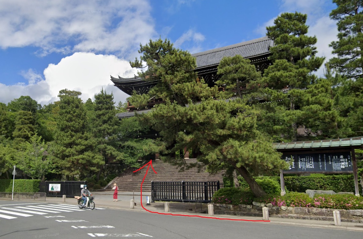 すぐ右側に知恩院の山門が見えてきます。