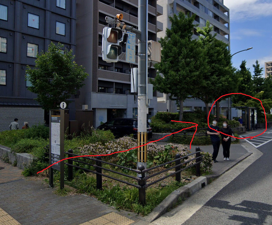 すぐ左側に、四条堀川バス停が見えてきます。