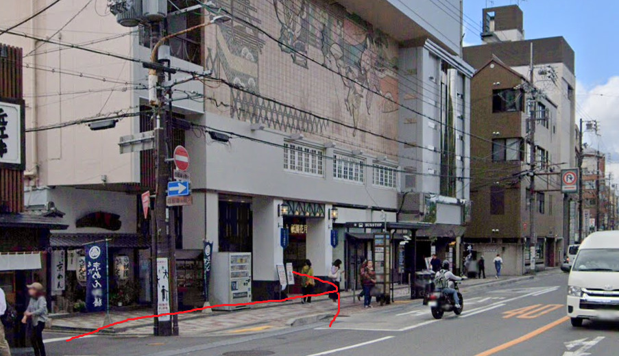 すぐ左側に、祇園バス停が見えてきます。