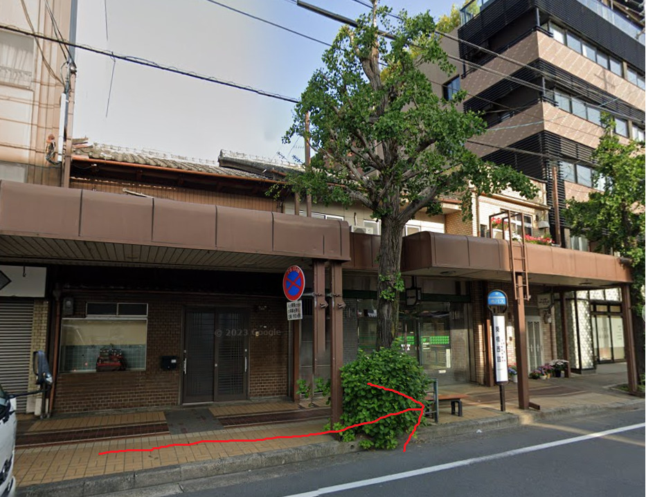 すぐ左側に、葵橋西詰バス停が目てきます。