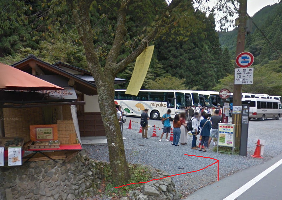 すぐ左側に、貴船バス停が見えてきます。