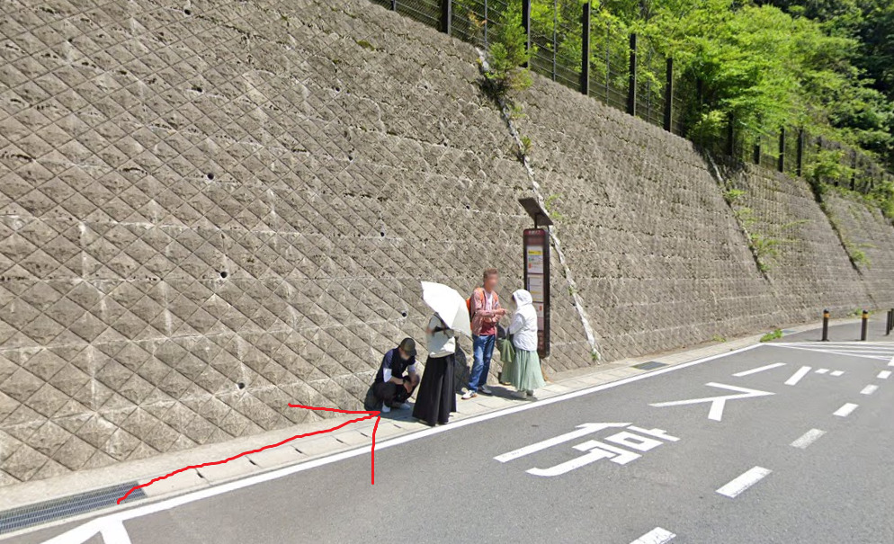 すぐ左側に、貴船口バス停が見えてきます。