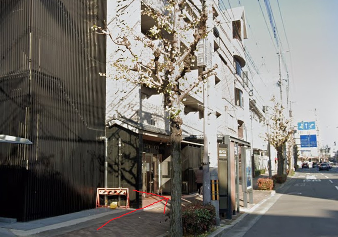 すぐ左側に河原町今出川バス停が見えてきます。