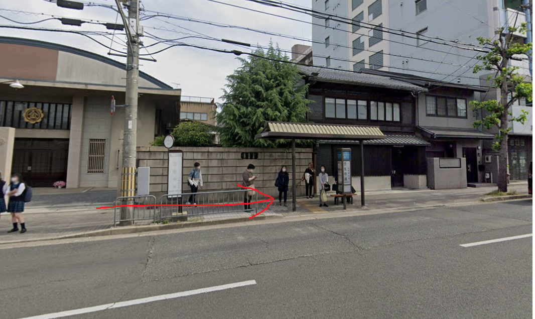 すると、すぐ左側に壬生寺道バス停が見えてきます。