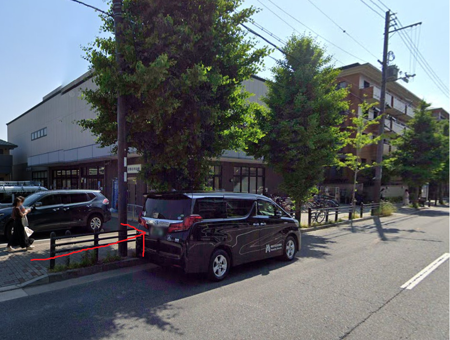 すると、すぐ左側に岡崎神社前バス停が見えてきます。