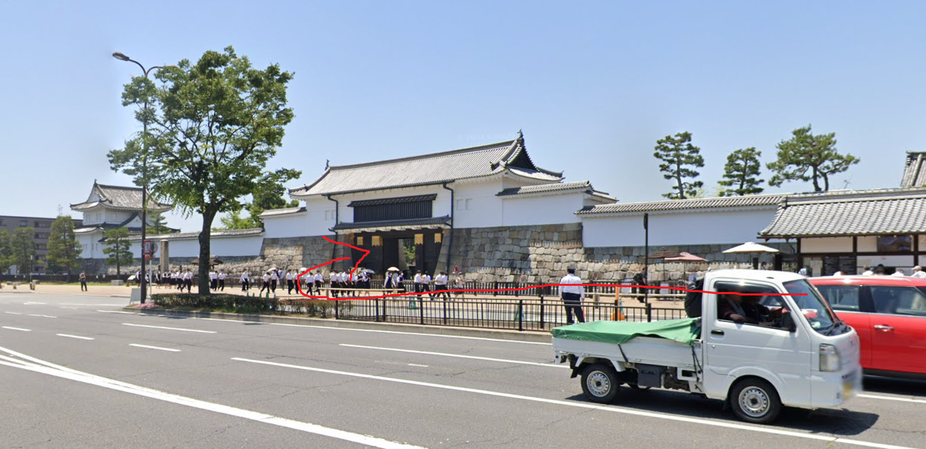 すると、右側に二条城が見えてきます