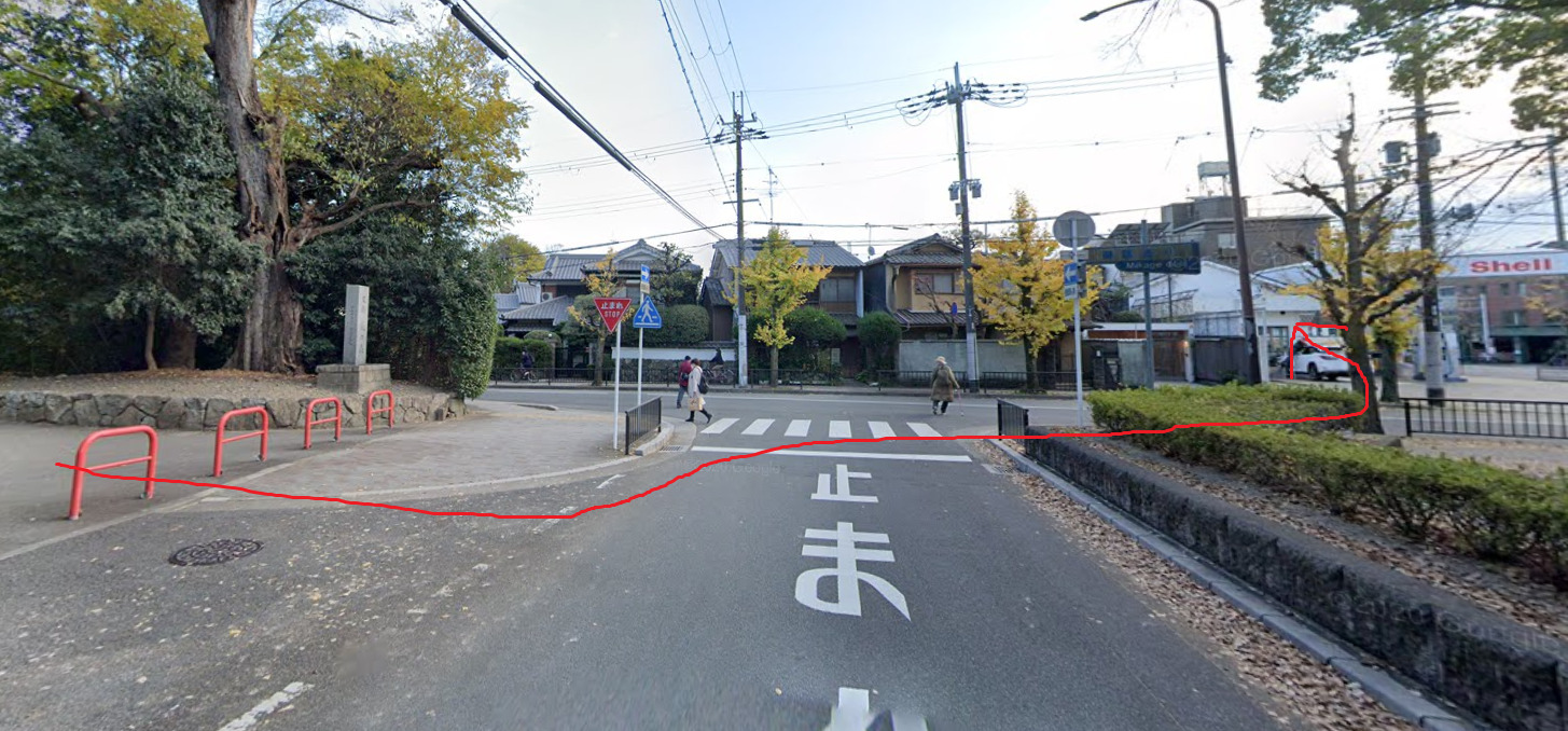 そして、突き当りを左方向に進んでいきます。