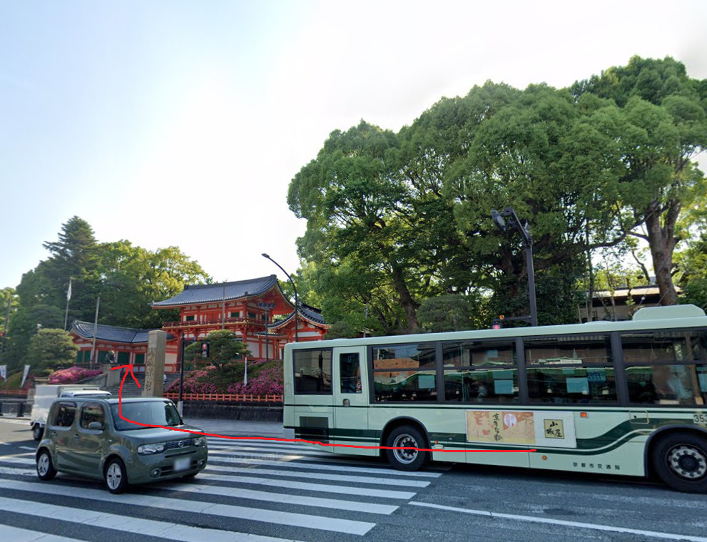 そして、約300ｍほど行くと、右側に、八坂神社が見えてきます。