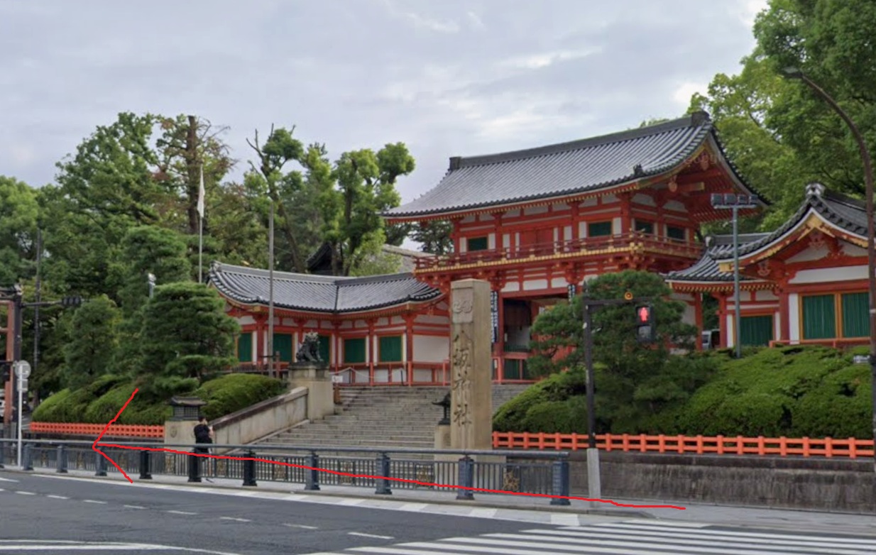 そして、約300ｍほど行くと、右側に八坂神社が見えてきますが、更に直進です。