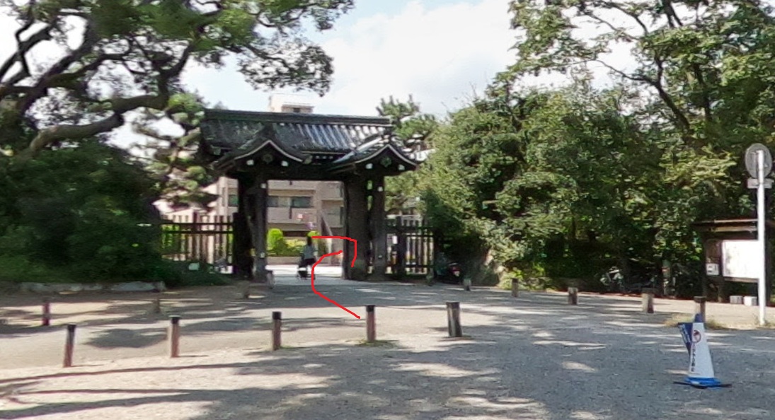 乾御門から出て、横断歩道を渡ってから右折しておきます。