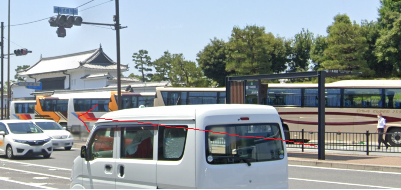二条城前バス停に着いたら、南方向に進みます。南方法は、バスの進行方向の反対側になります。