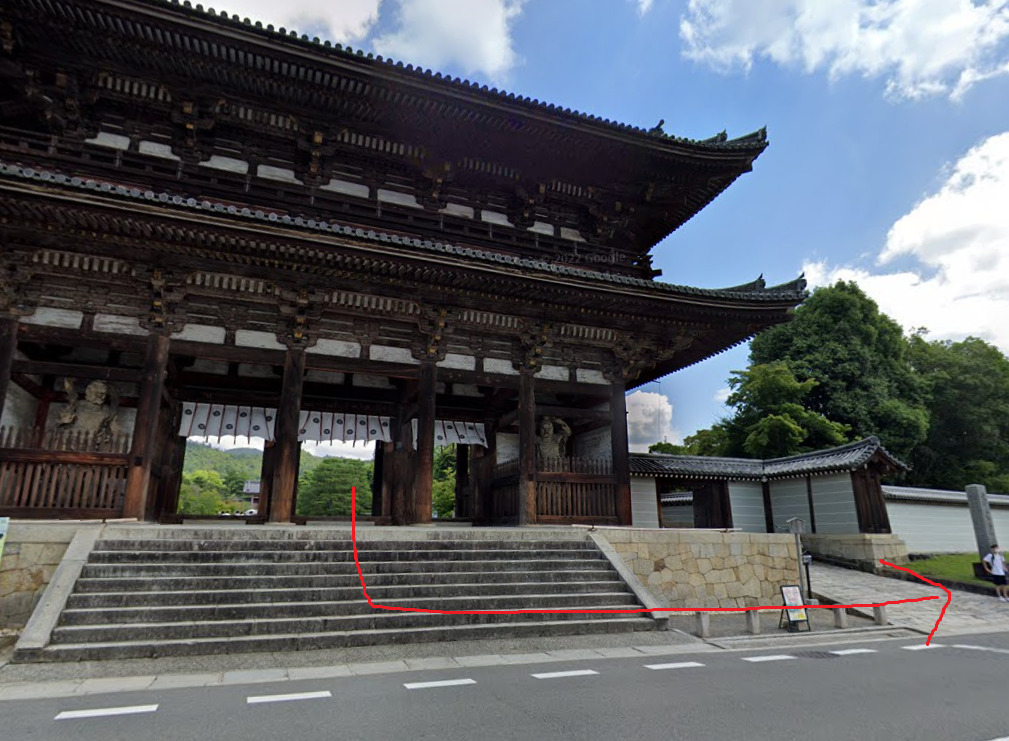 仁和寺の仁王門から出て、左方向に進みます。
