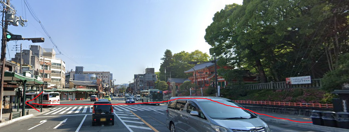 八坂神社が見えてきますので、手前を左折します。