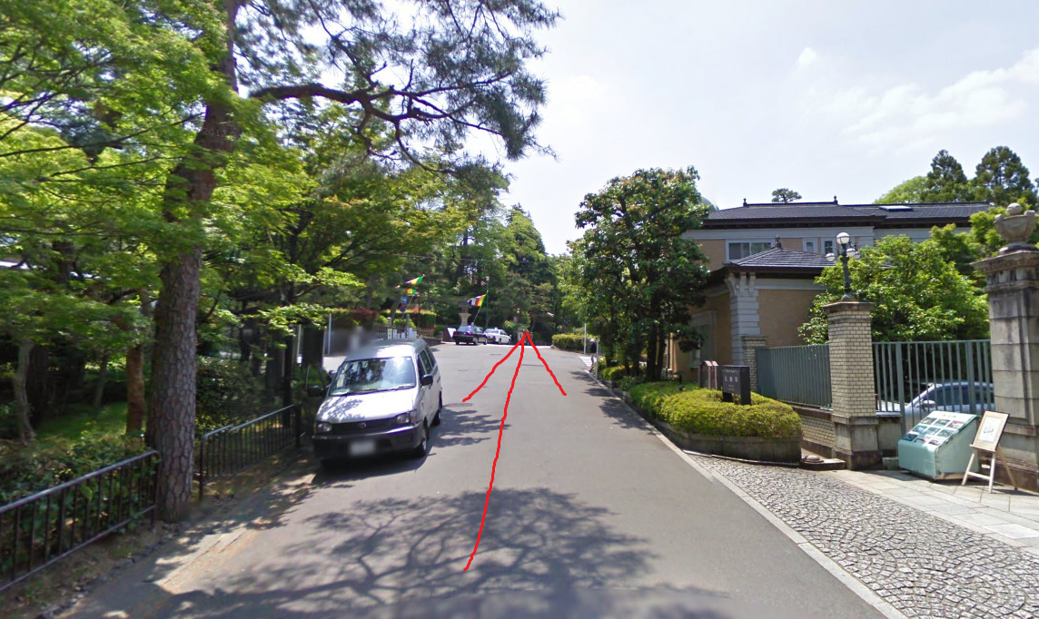 円山公園を超えても直進です。