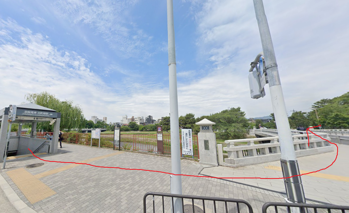出町柳駅の番出口から出て、目の前の橋を渡ります。