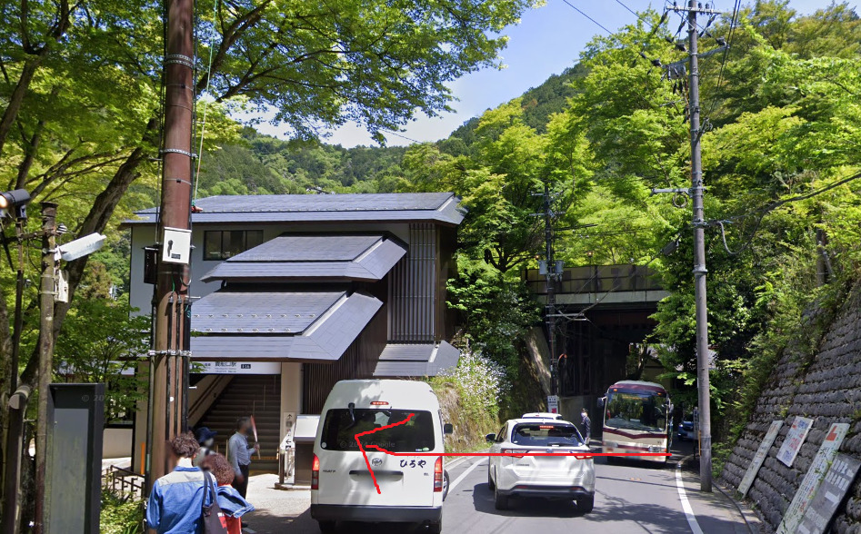 叡電貴船口駅前バス停の目の前が、貴船口駅になります。