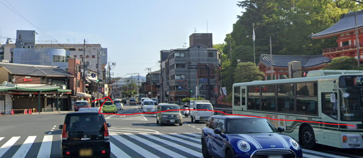 右側に、八坂神社が見えてきますので、反対側の歩道に移動して、直進です。