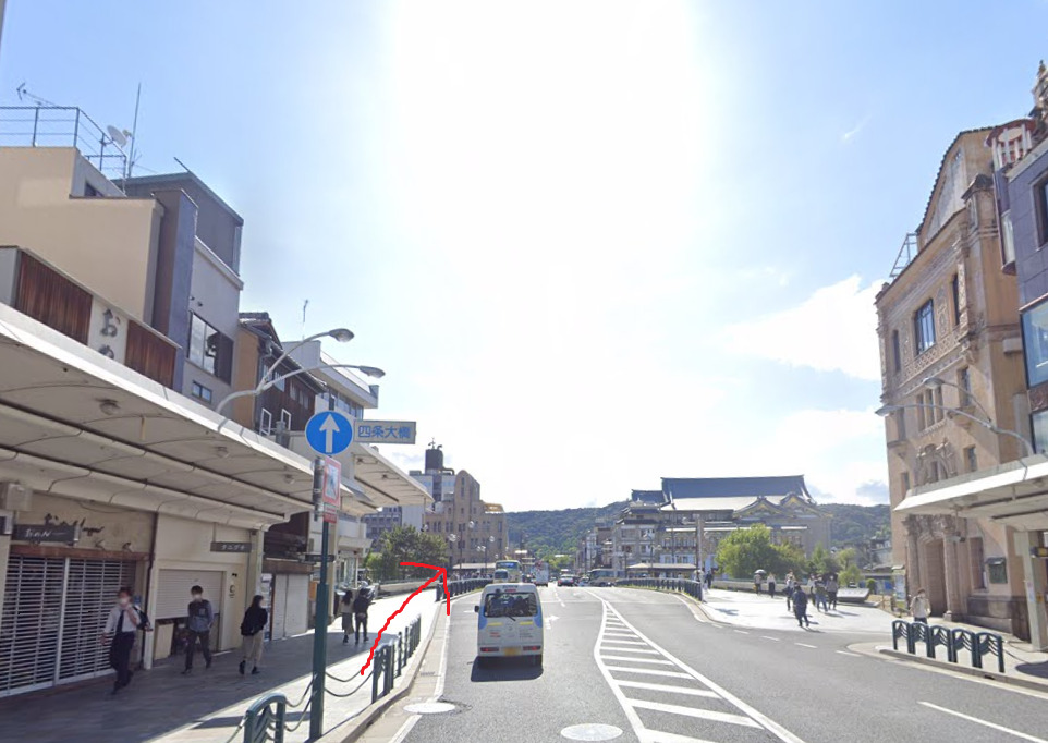 四条大橋を渡ります。