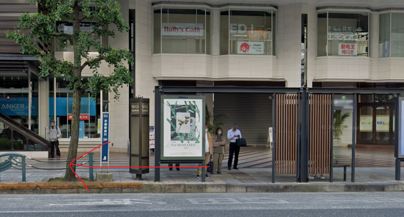 四条河原町バス停に着いたら、北方向に進みます。北方向は、バスの進行方向の反対側になります。