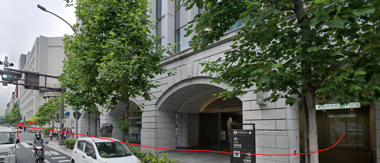 四条駅に着いたら、1番出口から出て、右方向に進み、交差点も更に直進します。