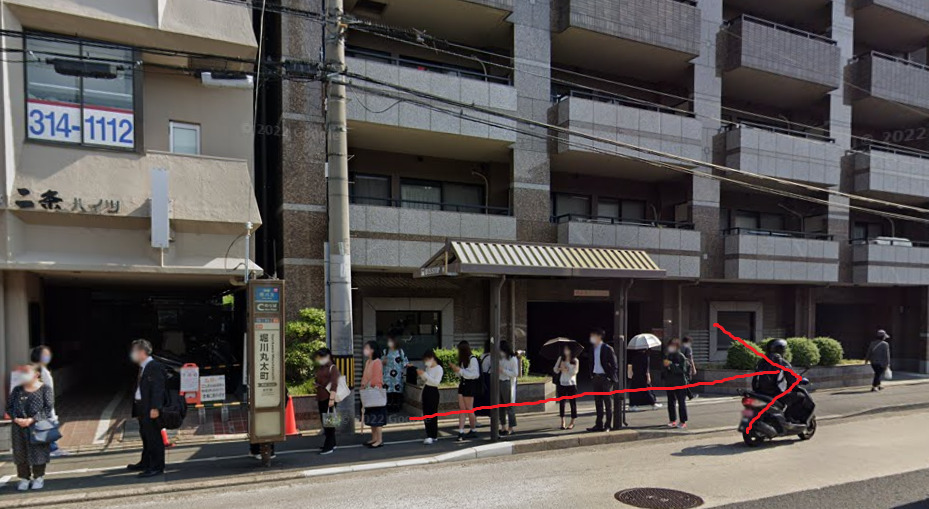 堀川丸太町バス停に着いたら、東方向に進みます。東方向は、バスの進行方向になります。