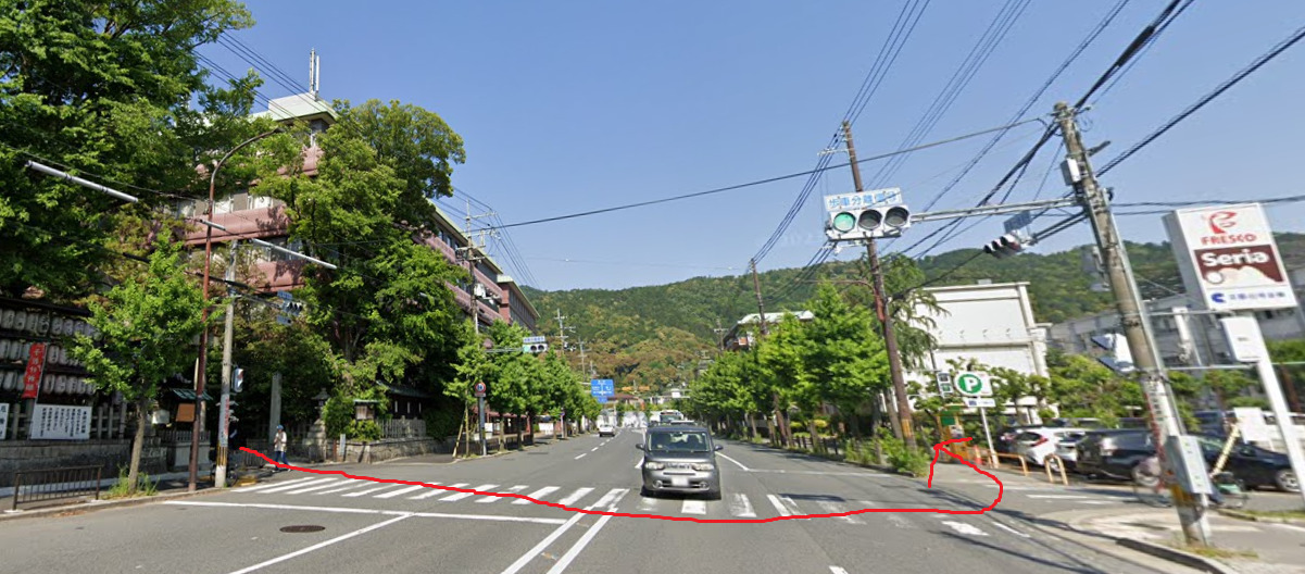 岡崎神社から、目の前の横断歩道を渡って、左折します。