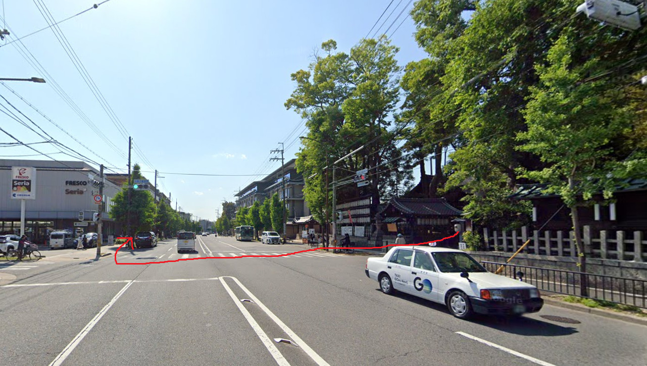 岡崎神社から出たら、前の道を右方向に進みます。