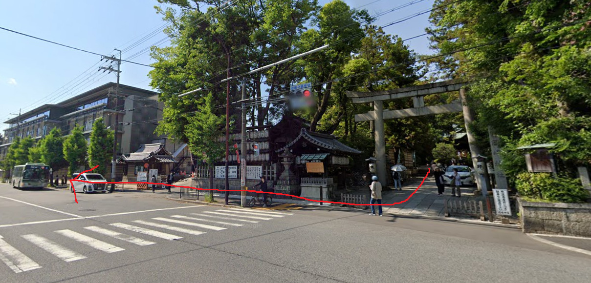 岡崎神社から出て、右折します。すぐと、すぐ右側に岡崎神社前バス停が見えてきます。