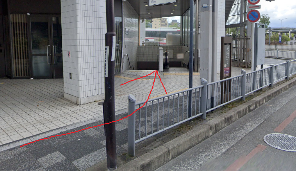 左側に、三条京阪駅が見えてきます。