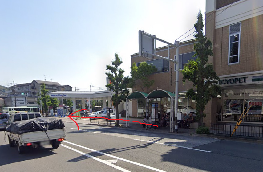 東天王町バス停に着いたら、南方向に行きます。南方向は、バスの進行方向の反対側になります。