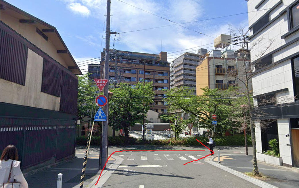 橋を渡り切ったら、突き当たりますので右折します。