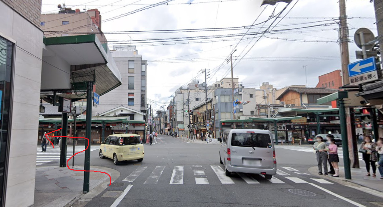 次の交差点を左折します。