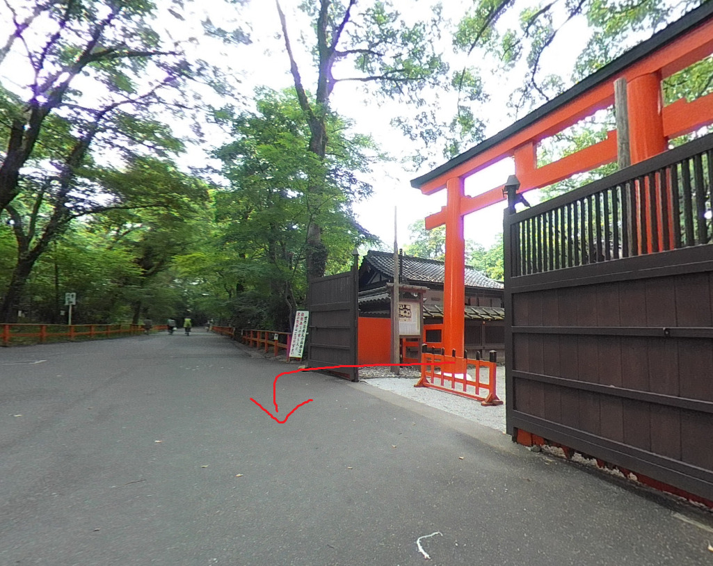 河合神社の西鳥居から出て、左方向に進みます。