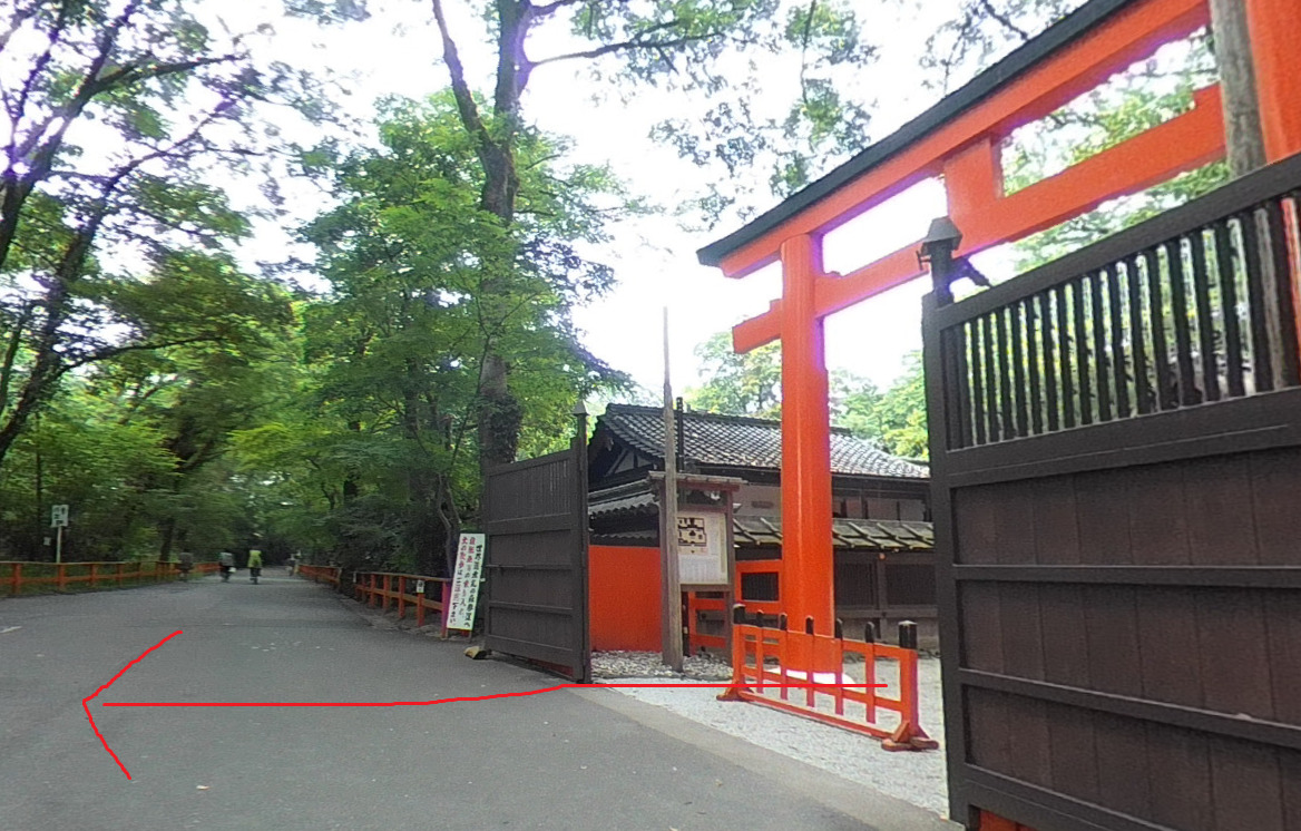 河合神社の西鳥居から出て、真っすぐ進みます。