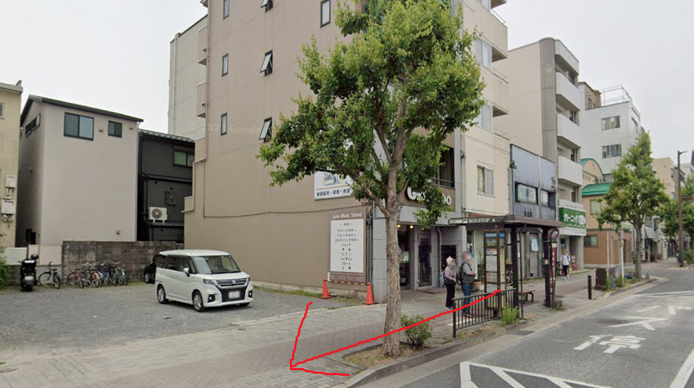 洛北高校前バス停に着いたら、東方向に進みます。東方向は、バスの進行方向の反対側になります。