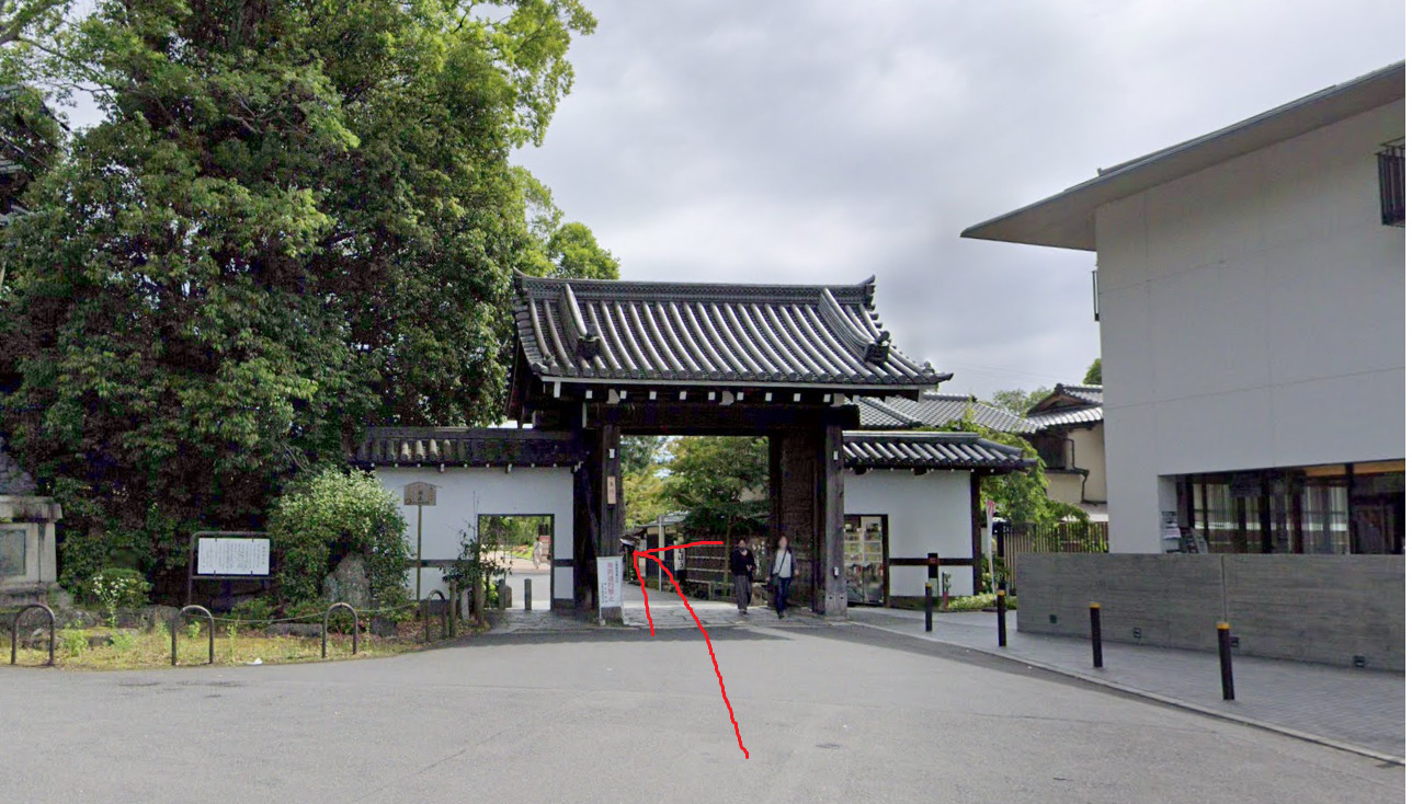 突き当りの南門を通ります。