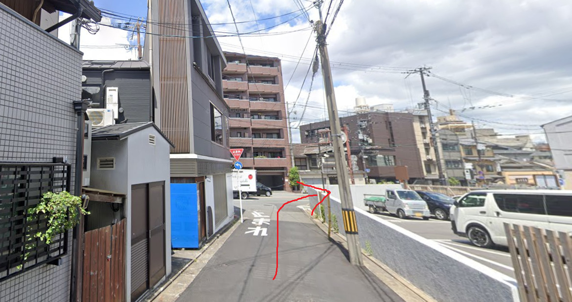 突き当りを右折します