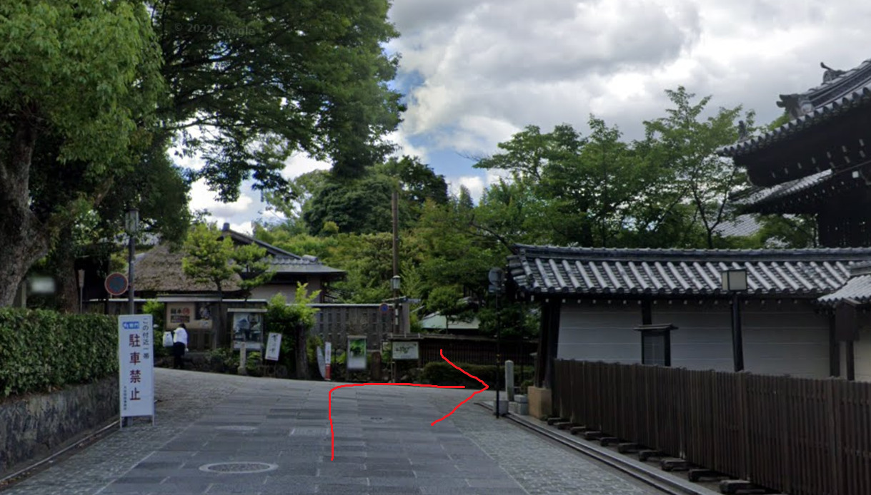 突き当りを右折します。