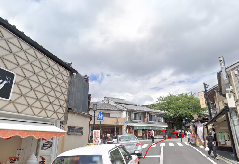 突き当りを左方向に進みます。