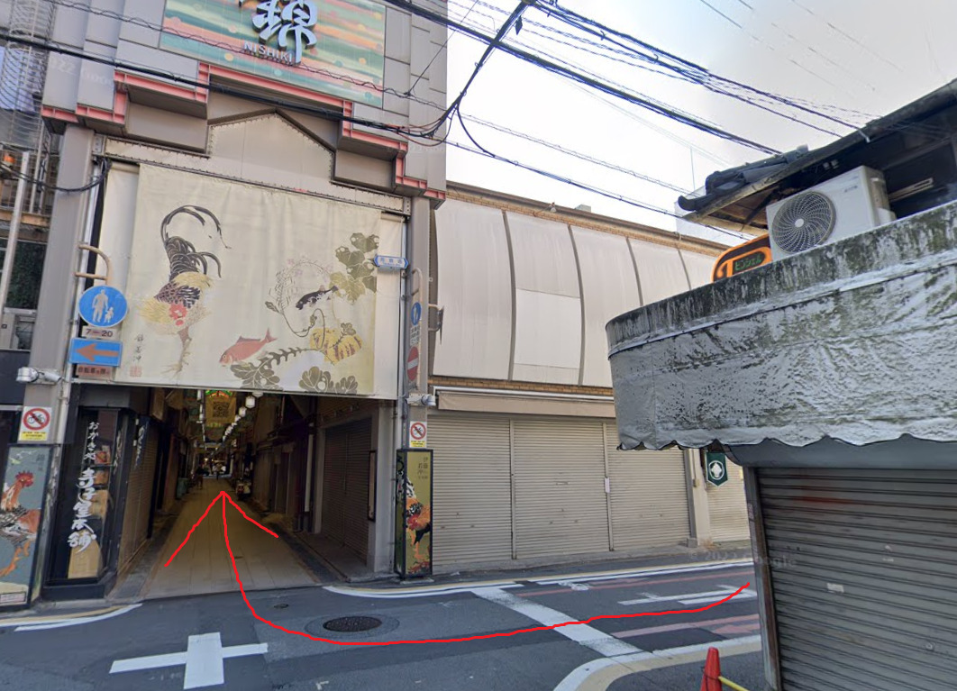 約100先を右折すると、錦市場に到着です。