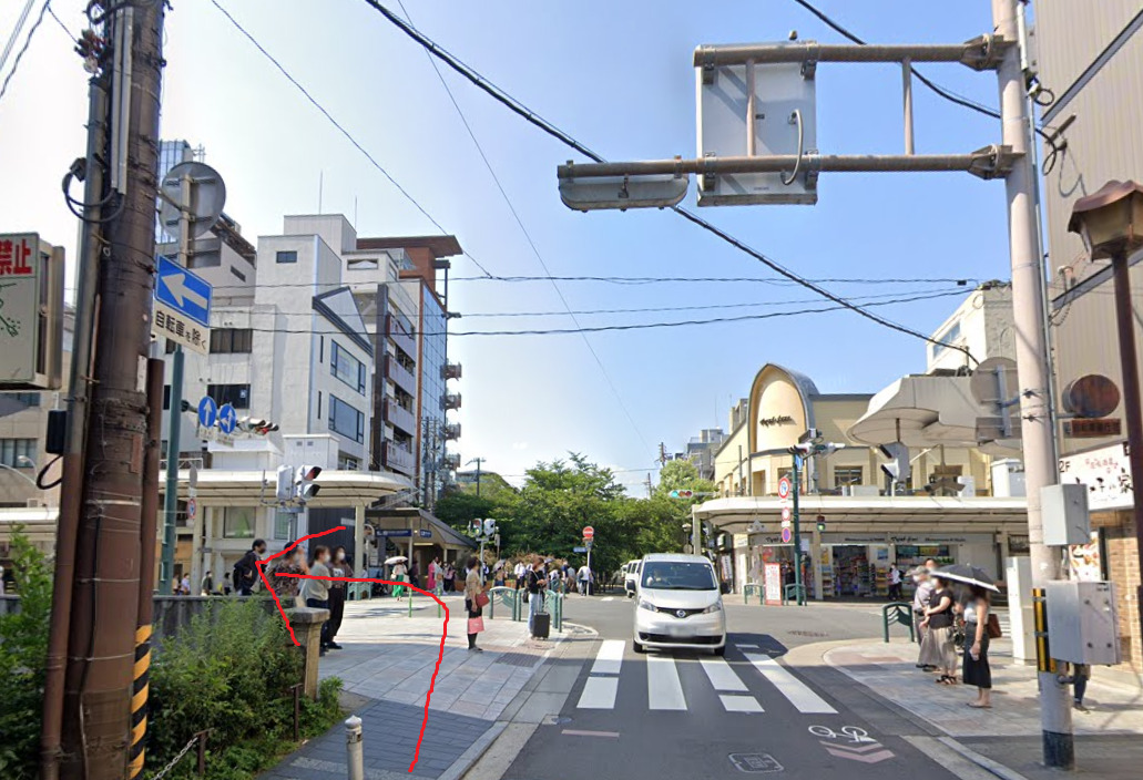 約100ｍ行くと、大通りに交わりますので、左折します。