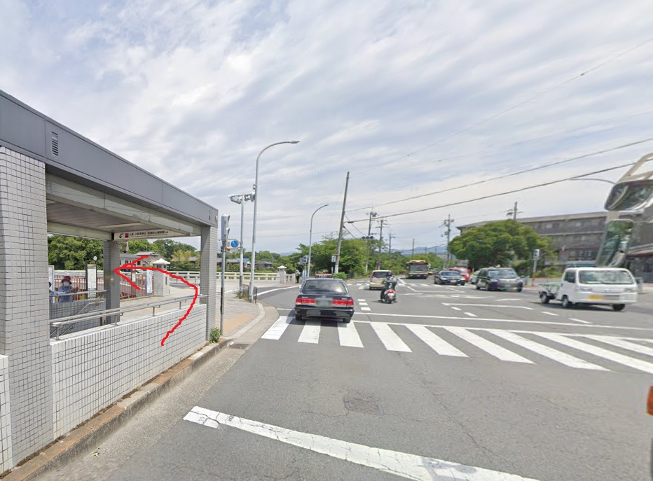 約100ｍ行くと、左側に出町柳駅の5番出入口が見えてきます。その、すぐ先の橋を渡ります。
