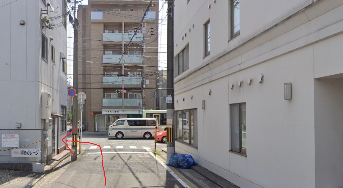 約100ｍ行くと、広い道に突き当たりますので左折します。